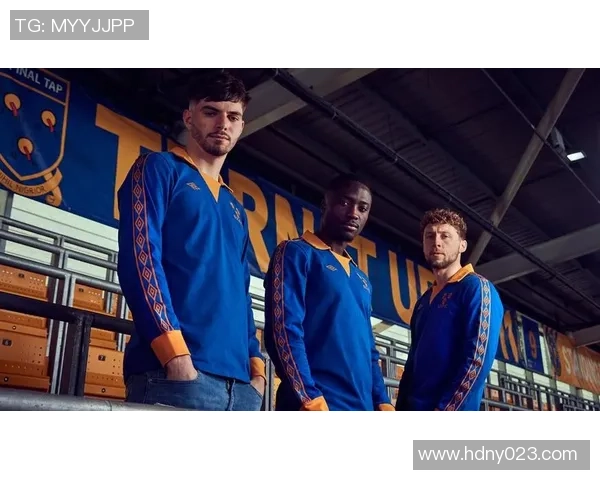 足球场上的时尚风潮：球星穿卫衣搭配球衣展现个性与潮流