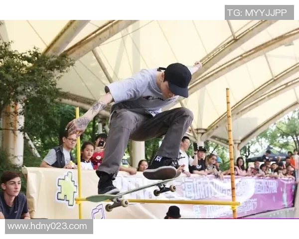 足球巨星跨界挑战滑板极限运动展现惊人技巧与活力