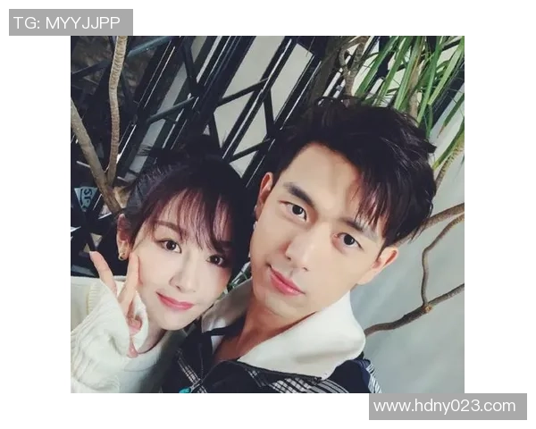 足球球星与太太甜蜜合照引热议 夫妻档闪耀全场展现浓情蜜意